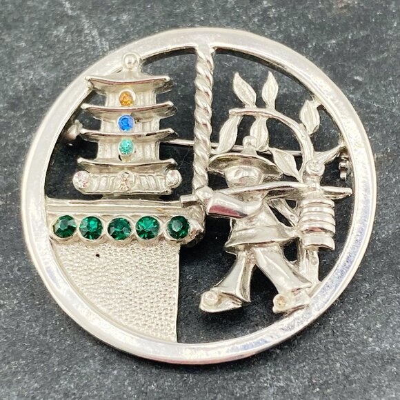 VINTAGE Silver tone metal and green rhinestone Asian scene brooch ~ c. 1950s pin - Picture 8 of 10